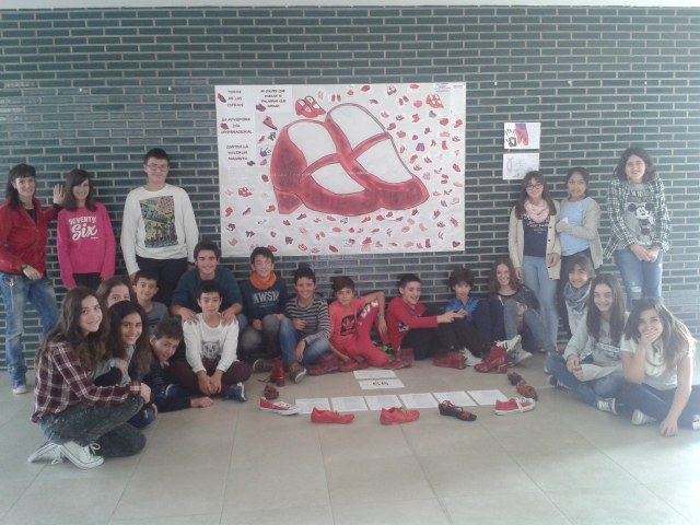 Zapatos Rojos por la Eliminación de la Violencia contra la Mujer