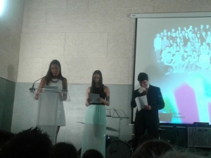 Tres alumnos de 2º de Bachillerato hablando en representación de sus compañeros