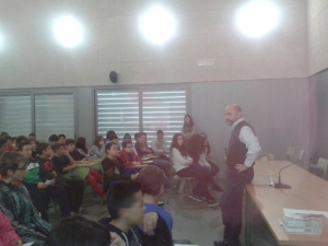 El escritor da una charla a todos los alumnos de 4º de ESO