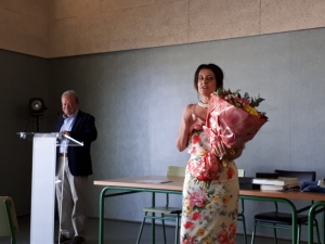 Entrega de un ramo de flores a la esposa del Director, Victoria García, tambien Profesora de Enseñanza Secundaria