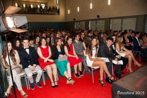 La Sala Polivalente del IES llena de alumnos, profesores y padres