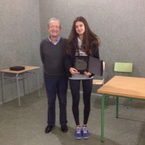 Jesús Sánchez Dorronsoro, Director del IES Torre de los Espejos, entrega una placa a Marina Muñoz Gilabert, ¡la 3ª mejor estudiante de la ESO en Aragón! 