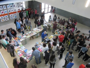 A lo largo de la mañana, todos los alumnos pasan por el Stand de la Librería Central