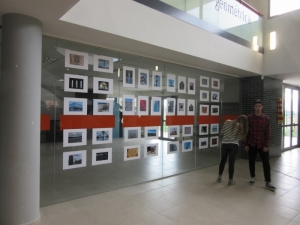 En el Hall también están expuestas las fotos del concurso La Forma Matemática