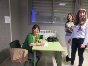 Ana Alcolea firma ejemplares de su libro