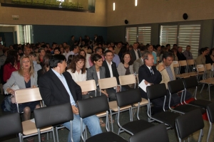 El alcalde de Utebo D. Miguel Dalmau y el director del Instituto D. Jesús Sánchez en la tercera fila. Detrás los profesores.