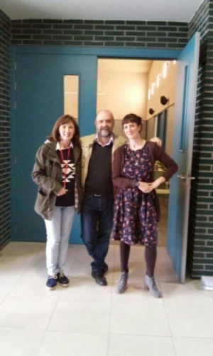 El escritor Fernando Lalana con Anabel Garcés y Natalia Lorenzo, profesoras de Lengua