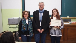 Entrega de la distinción, junto a su profesora Doña Esther Molina, y el Director General de Innovación, Equidad y Participación del Departamento de Educación del Gobierno de Aragón.